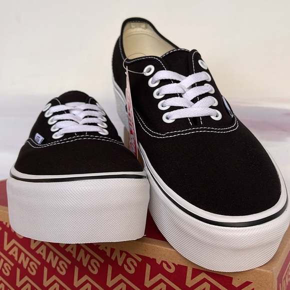 Vans Men’s Authentic Stacked
Canvas Black/True White
VN0A5KXXBMX
Platforms - Picture 5 of 16